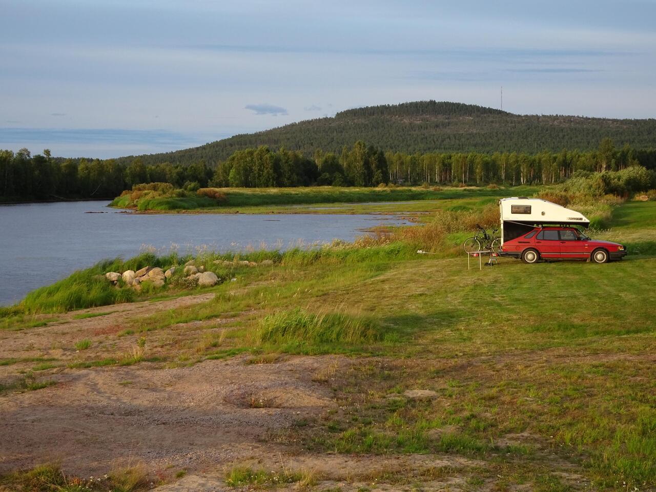 Wunderschöner Stellplatz - der Buckel im Hintergrund steht schon in Finnland.