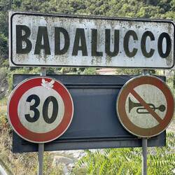 Italiener haben, geschlechtsunabhängig, große Hupen. Und sie lassen es alle wissen.