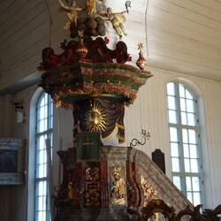 Die bekannteste Skulptur: Schutzmantelmadonna (Mitte)