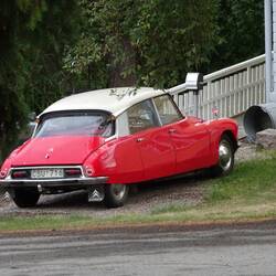 Immer wieder erstaunlich, was die Schweden alles rumstehen haben: eine wunderschöne rote Citroën DS ...