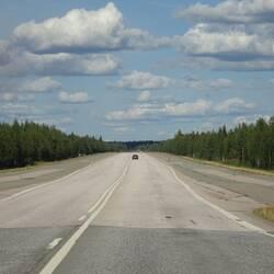 Plötzlich diese extrem breite, gerade, ebene Straße - bestimmt eine Behelfslandebahn