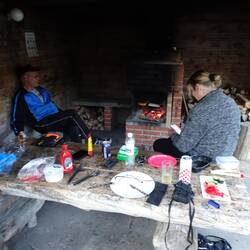 Gemeinsames Grillen über dem Feuer