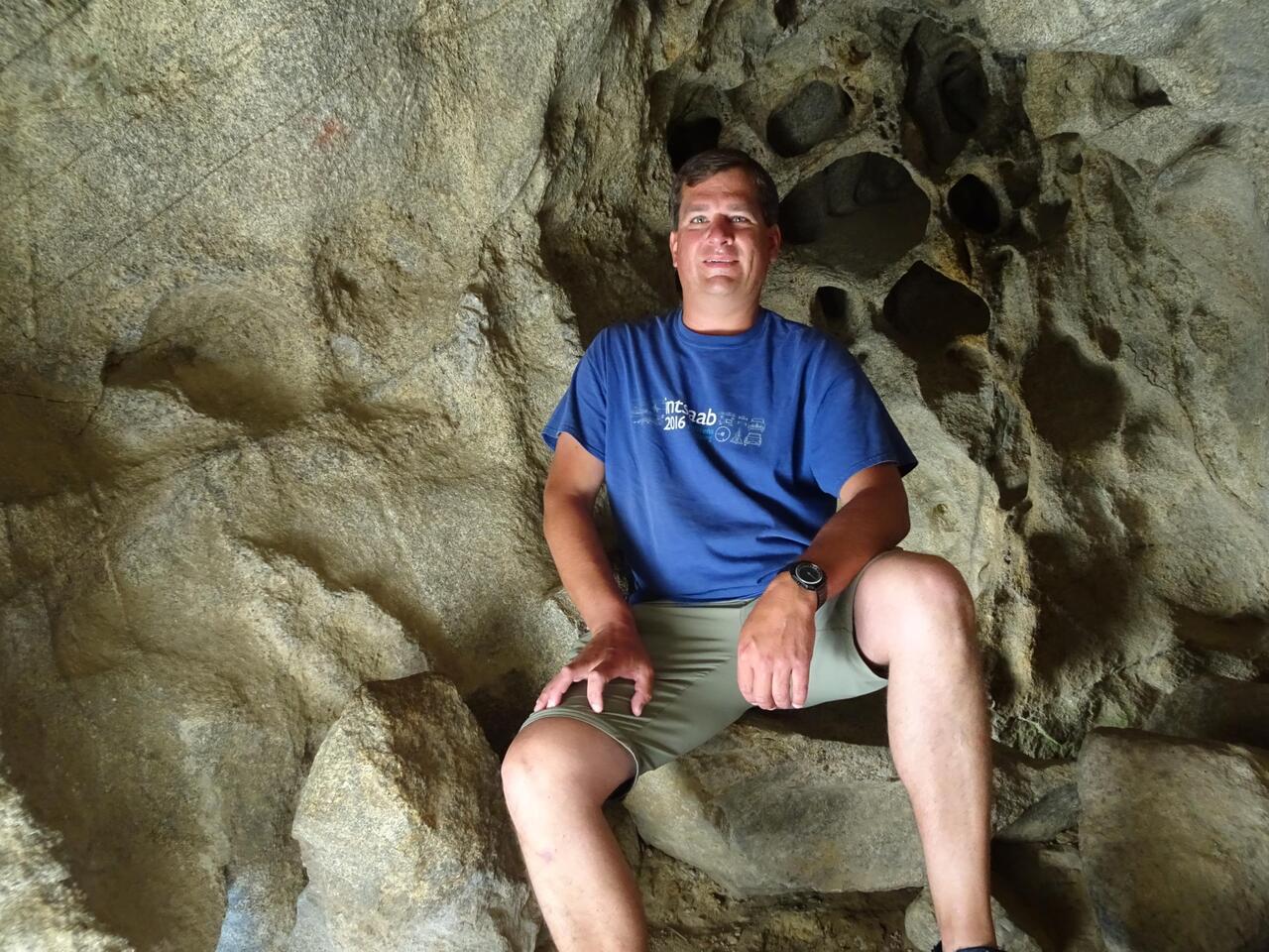 Das Foto täuscht: Die Höhle ist ganz schön klein.