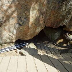 Ohne dass Schild wäre ich nicht auf die Idee gekommen, dass das der Eingang sein könnte.