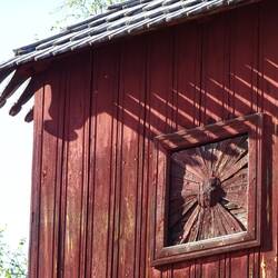 Hinter dem Fenster befindet sich die Glocke.