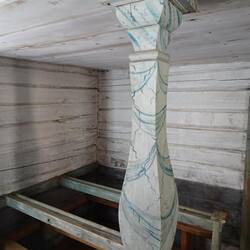 Hölzerne Säulen, wunderschön dekoriert