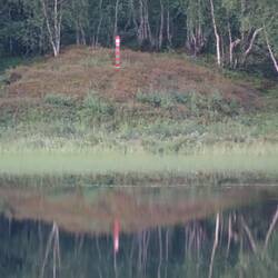 ... am gegenüberliegenden Ufer der russische Pfahl, die Grenze verläuft in der Flussmitte.