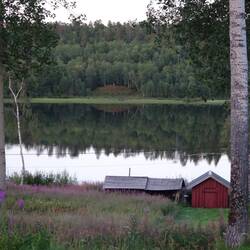 Vorne das Gartenhäuschen zum Wohnhaus, dahinter verborgen der norwegische Grenzpfahl ...