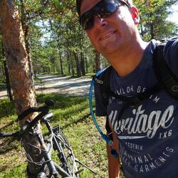 Verkehrsmittelwechsel: Vom Sattel auf die Füße.