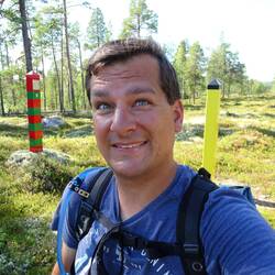 Russland greifbar nah: Hinter mir die Grenzpfähle Nr. 5 und die Grenzstraße