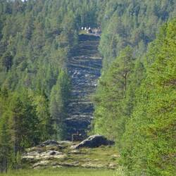 Hinten jetzt schon gut erkennbar: der Treriksrøysa mit der weißen Pyramide oben drauf.
