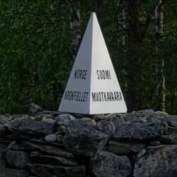 Die weiße Pyramide auf dem Grenzstein darf nicht angefasst werden.