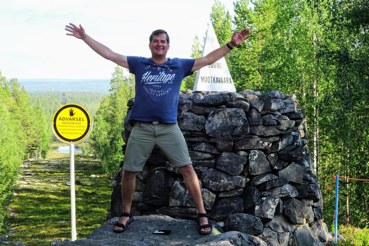 Ich stehe auf norwegischem und finnischem Boden, hinter mir ist Russland.