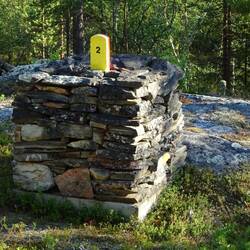 Der Kopfstein mir der Nummer gehört hab zu Russland und halb zu Norwegen.