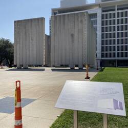 Denkmal an John F. Kennedy (wurde 200m von hier in Dallas erschossen)