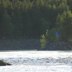 Stromschnellen ("Grensefoss"), dahinter schon wieder das blaue Schild, das auf die Grenze hinweist.
