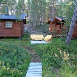 Mitten im Nichts kurz vor der Grenze stehen am Ufer Ferienhütten.