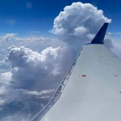 That's quite the thunderhead ... but we have a smooth flight — Aboard UA4660.