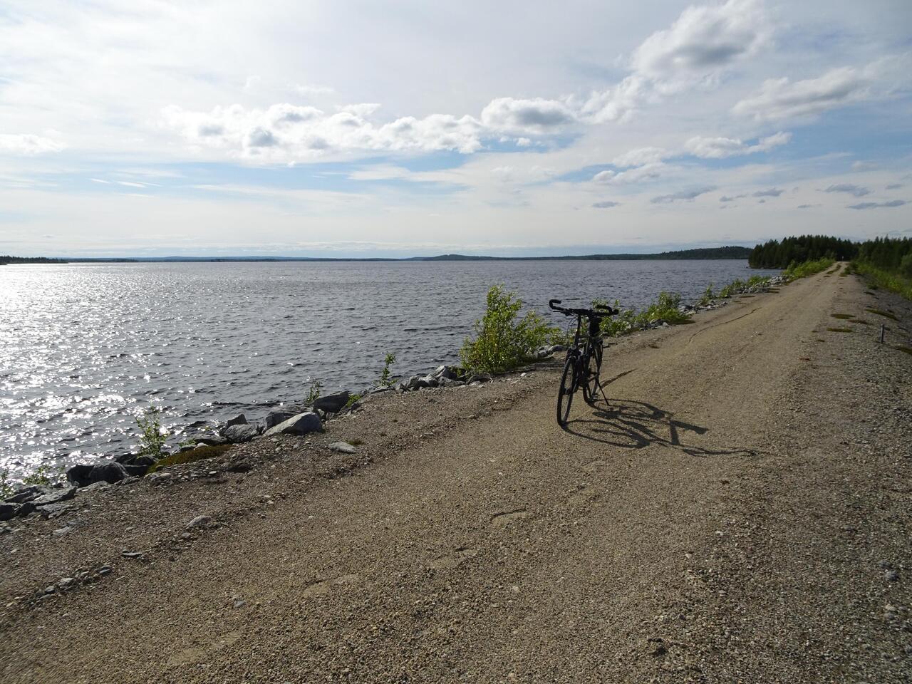 Radeln auf der Deichkrone entlang der russischen Grenze