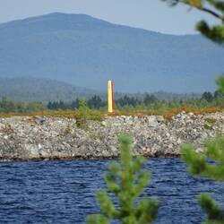 Zweifarbiger Grenzpfahl