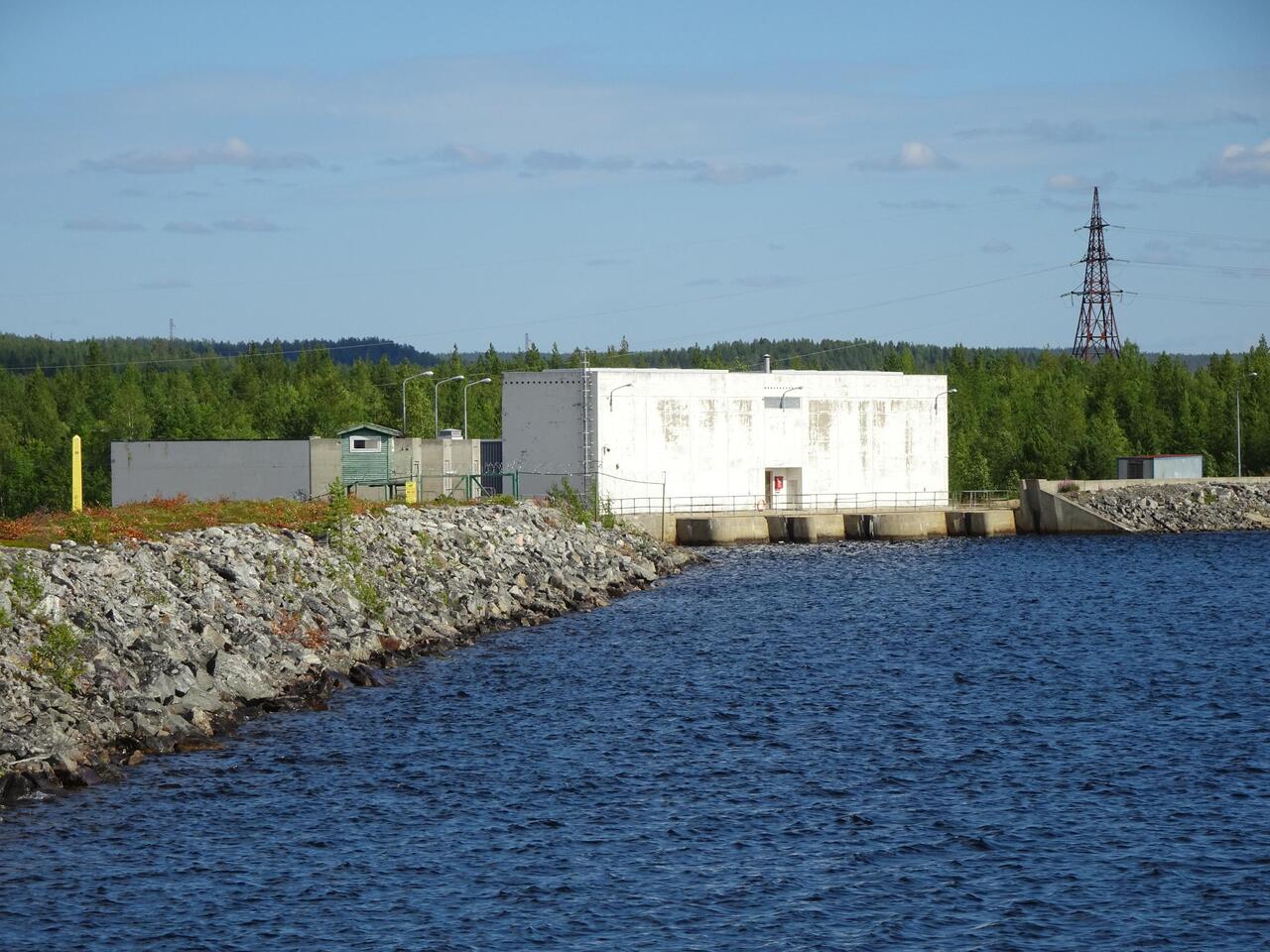 Russisches Kraftwerk, ganz links der gelbe Grenzpfahl