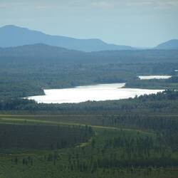 Blick auf den Pasvik, dahinter ein russischer Gebirgszug