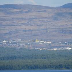 Stadt Nikel, mittig die gelbe Kirche