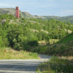 Auf der Fahrt nach Skafferhullet fällt als erstes der norwegische Wachturm ins Auge.