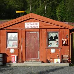 Die Souvenirhütte ist, genau wie der Grenzüberhang, wegen der Coronapandemie geschlossen.