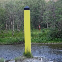 ... gekennzeichnet mit paarweisen Grenzpfählen