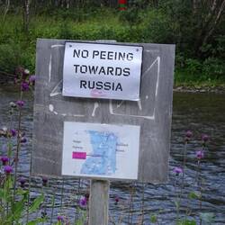 Das Schild ist neu und wohl inoffiziell: nicht Richtung Russland pinkeln! 😄