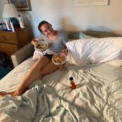 Müggi verwöhnt Tinali mit feinen Omeletten 🥰. Da wir keinen Tisch haben, geniessen wir sie im Bett.