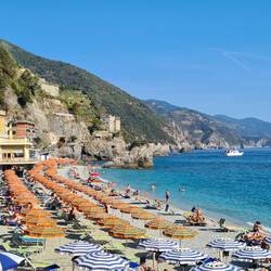 Monterosso mit Blick entlang des Cinque Terre Nationalparks