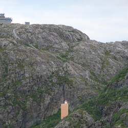 Hoch oben auf dem Berg hinter mir, mit langer Freitreppe hinauf ...