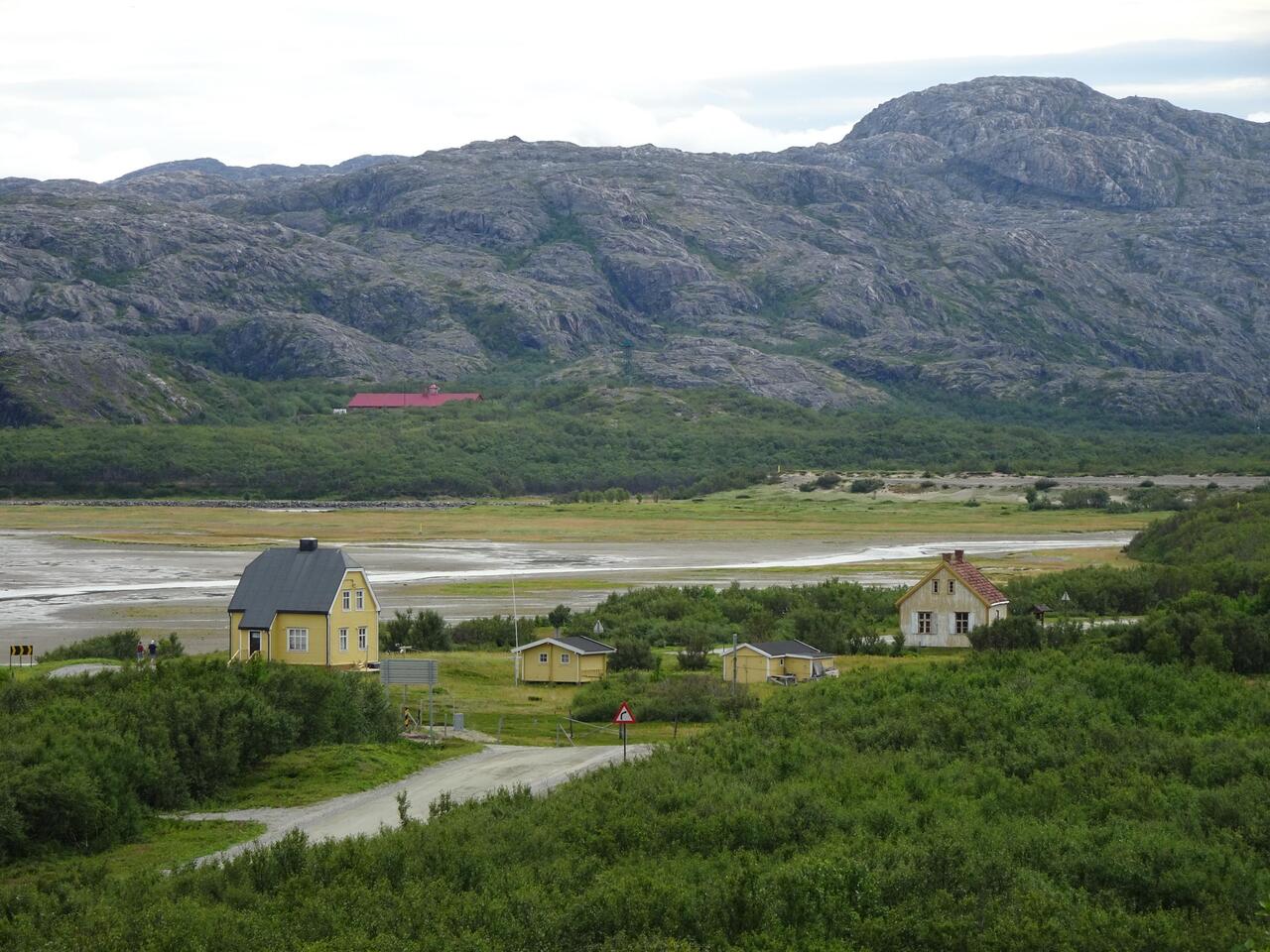 Das rote Dach am anderen Flussufer ist in Russland - sicher vom Militär.