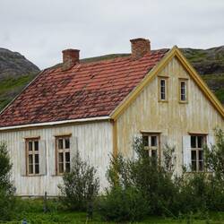 Die alte Pfarrstube, im Laufe der Geschichte wechselweise von Norwegern, Deutschen und Russen genutzt