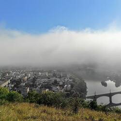Vue sur Cahors sous la brume depuis la croix de Magné