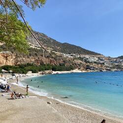 der Strand beim Hafen von Kalkan