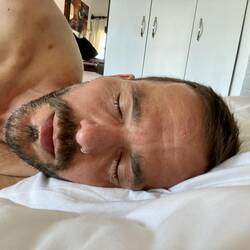 Am Nachmittag habe ich eine Stunde geschlafen. (Ja, es ist gestellt. Und ja, es ist ein Pickel. 🙈