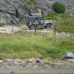 Zwei Autos stehen auf der russischen Seite rum ...