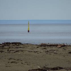 Diese Boje ist kein offizieller Grenzpfosten, markiert jedoch die Grenze im Meer vor der Küste.