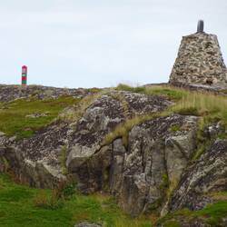 Der Grenzstein rechts ist eine alte Markierung.