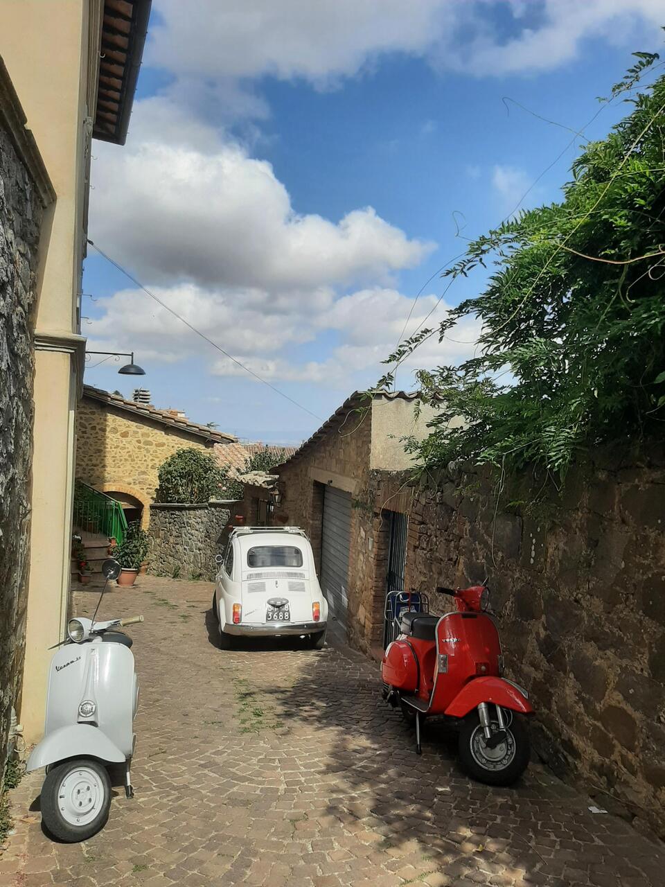 Vespa und Fiat uno