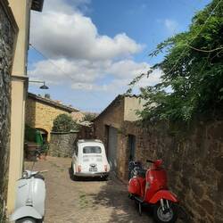 Vespa und Fiat uno