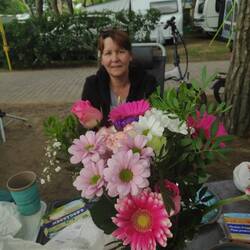 Andrea hat Urda Blumen mitgebracht