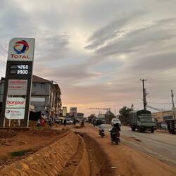 Sonnenuntergang in Mukono auf unserem Heimweg - 200.000 Einwohner Stadt