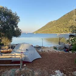 Heute zelte ich direkt am Meer, inkl. Salzwasserdusche.