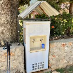 Solche Wasserstationen stehen in vielen Dörfern. Das Wasser kann bedenkenlos getrunken werden.