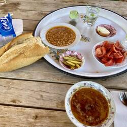 Das lokale Mittagessen war wieder mal einfach nur super lecker. Vor allem die Suppe war toll. 😋