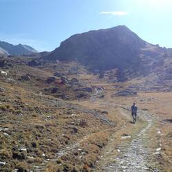På vej af en gammel muldyrsti mod passet Col de Mary og grænsen til Italien
